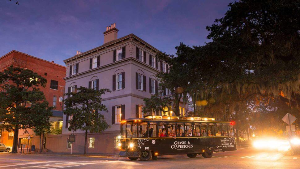 savannah ghost tour trolley at juliette gordon low house