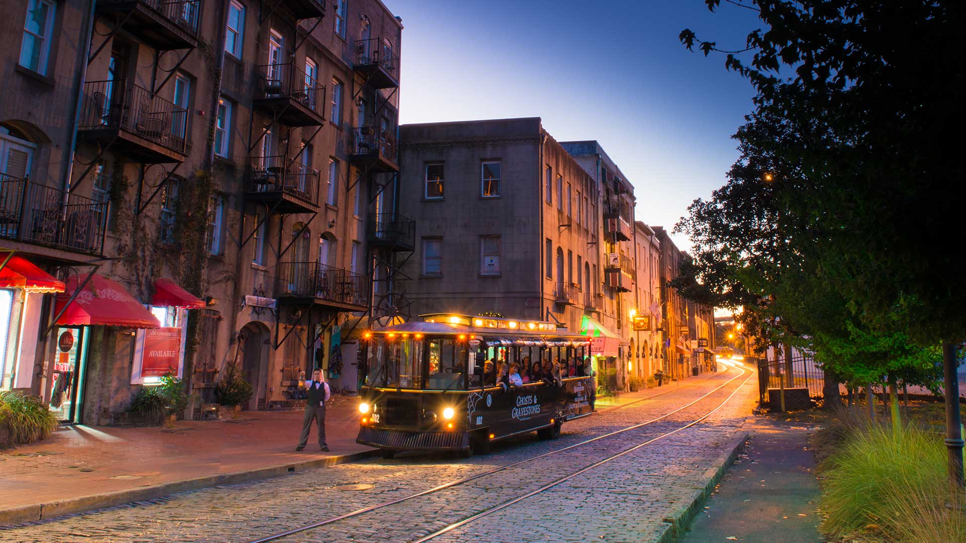 savannah haunted trolley on river street