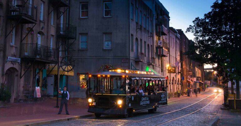 savannah ghost trolley on river street