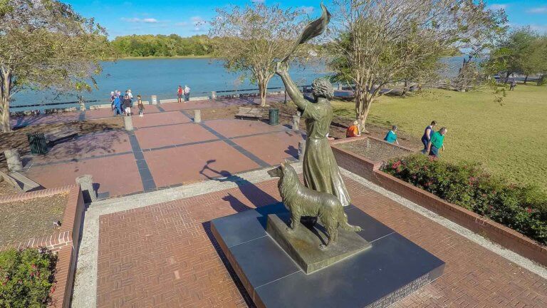 savannah waving girl statue