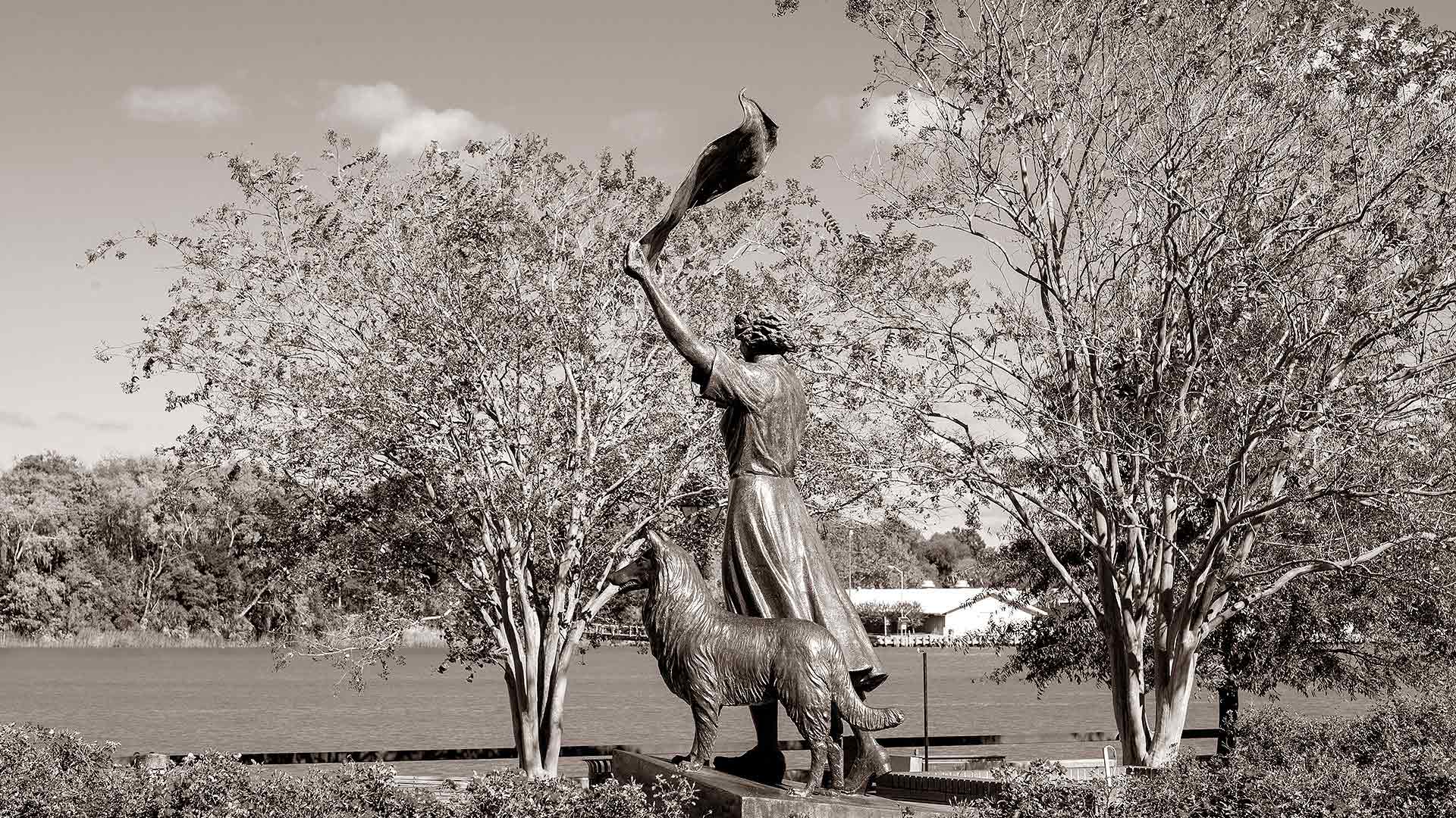 savannah waving girl statue